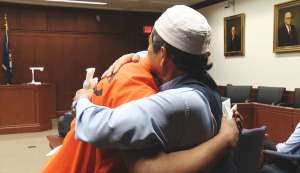 あるイスラム教徒の父親は、公判で自身の息子を殺した男を許し、抱きしめた。